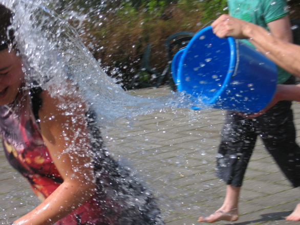 kids fighting with water