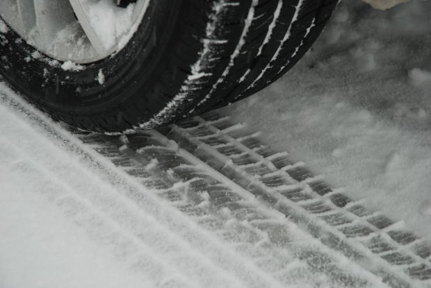 How to drive a rear-wheel drive car in the snow
