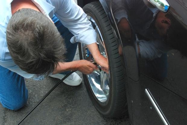 Tools for changing a tire