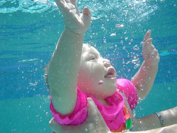baby-learning-to-swim-1524370