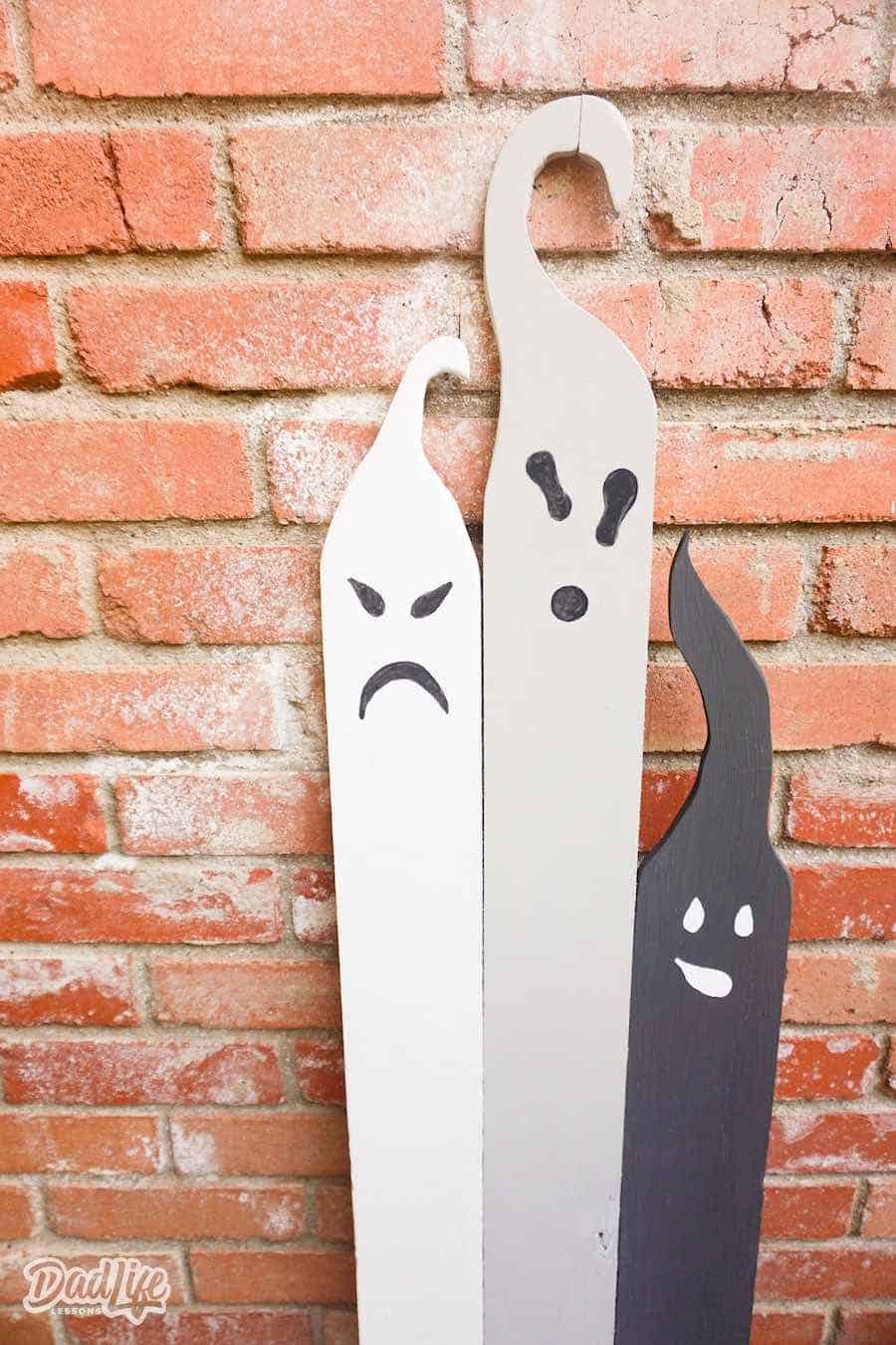 DIY Halloween ghosts for outside decor