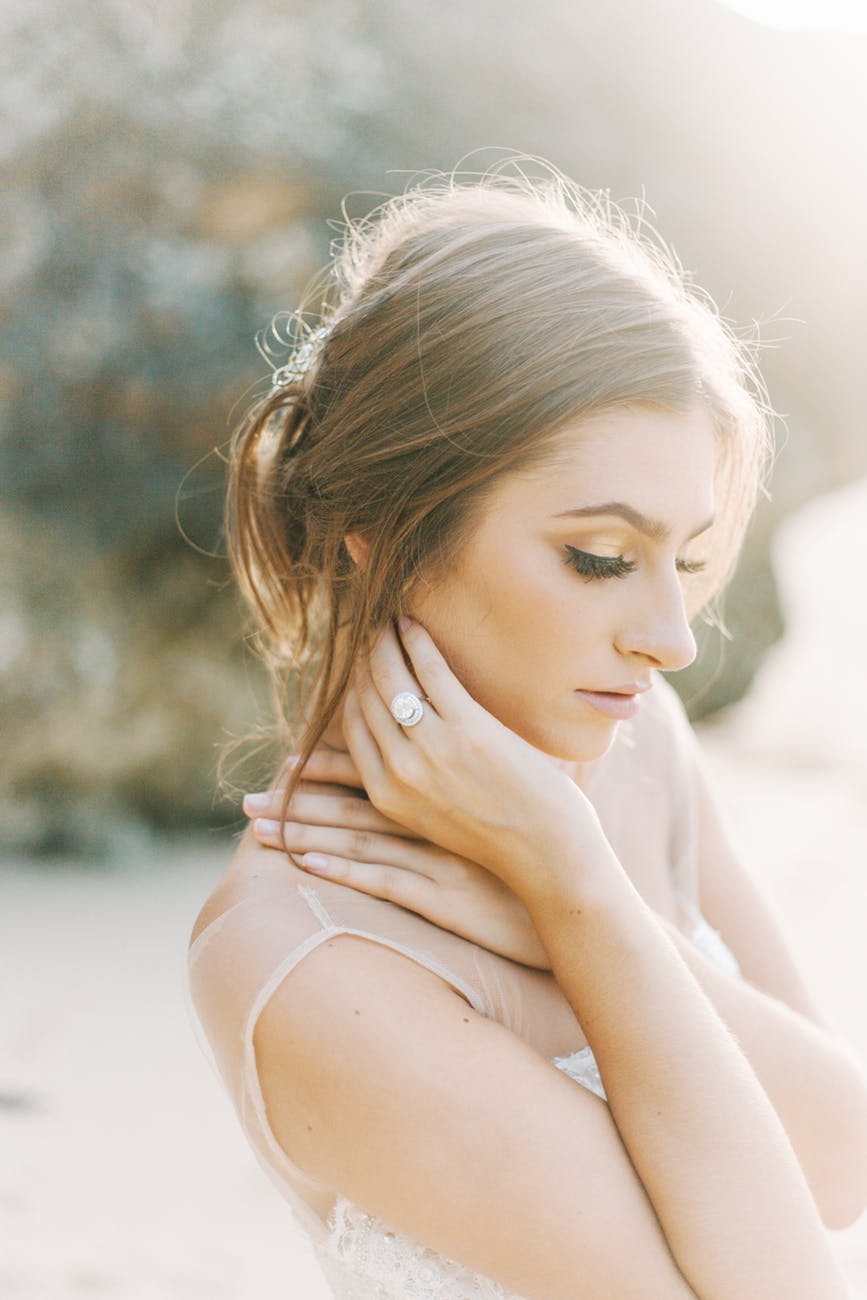 bride with diamond ring