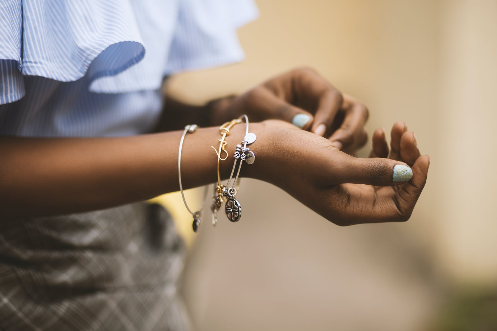 Best Jewelry Pieces to Give a New Mom