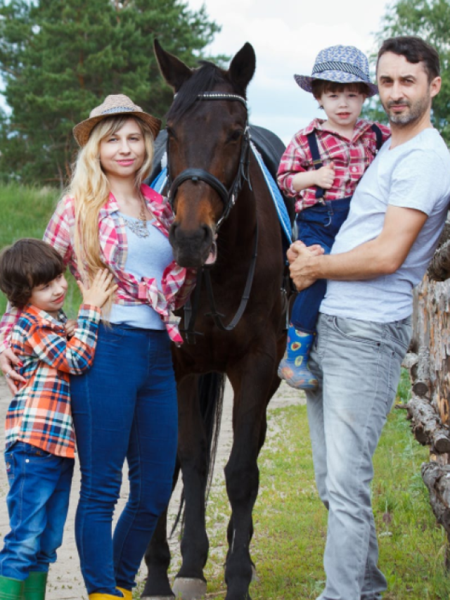 cropped-family-with-a-horse.png