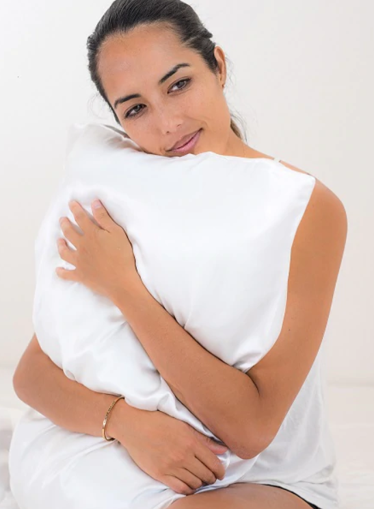 7 Benefits of Using a Silk Pillowcase