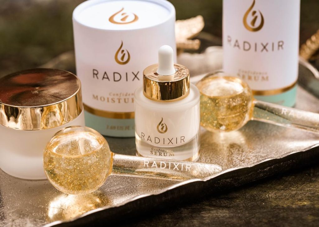 The Radixir Confidence Moisturizer helps to rebalance congested skin the natural way with this light, but extremely hydrating moisturizer. Formulated with a purifying blend of squalene grapeseed oil and tea tree oil. It absorbs quickly into the skin without blocking pores. It’s perfect for under make-up allowing for added protection from ingredients that may stress your skin.